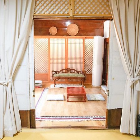 Dongmyo Hanok Sihwadang - Private Korean Style House In The City Center With A Beautiful Garden Seoul Exterior foto