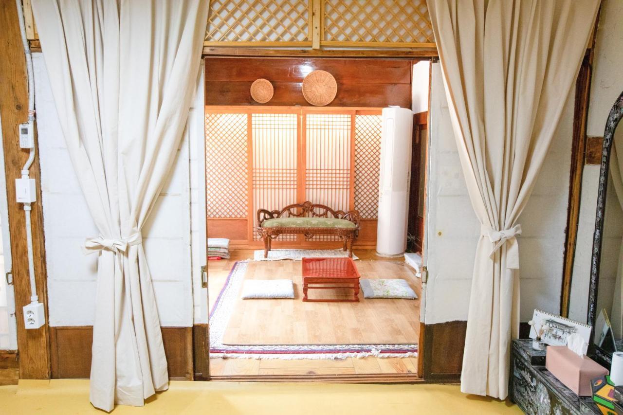 Dongmyo Hanok Sihwadang - Private Korean Style House In The City Center With A Beautiful Garden Seoul Exterior foto